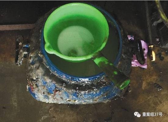 　　▲3月1日，清河县峨二庄村，藏身民宅里的一家“洗衣坊”。地上桶里乳白色的液体就是“柔软剂”。按需求，通过不同比例的柔软剂洗涤、烘干或晾晒、刷毛，可以让针织衫及不同含量的羊绒衫、兔绒衫等，达到成品羊绒衫手感。