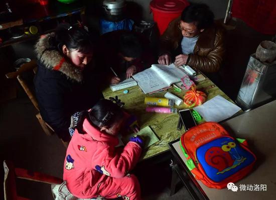 一家四口难得在一起的日子。