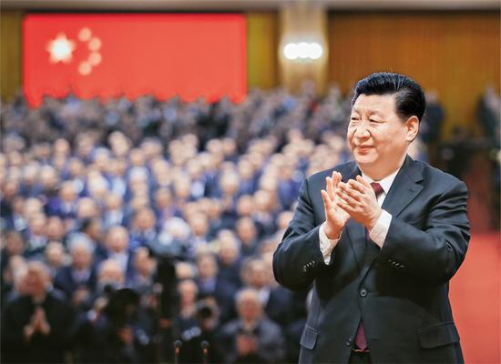 2018年12月18日，庆祝改革开放40周年大会在北京人民大会堂隆重举行。中共中央总书记、国家主席、中央军委主席习近平在大会上发表重要讲话。这是习近平鼓掌向受表彰人员表示祝贺。&nbsp;新华社记者 谢环驰/摄