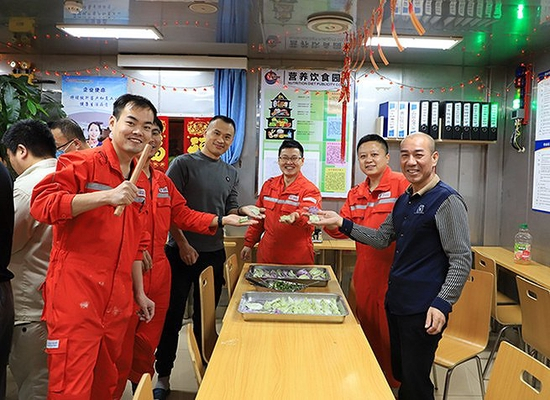 除夕夜，秦斌（右三）和同事们包饺子。&nbsp; &nbsp;