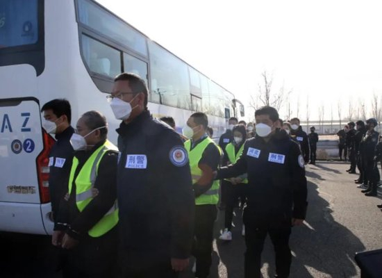 ·2023年初，河北公安机关将境外电信网络诈骗头目和重要骨干押解回国。