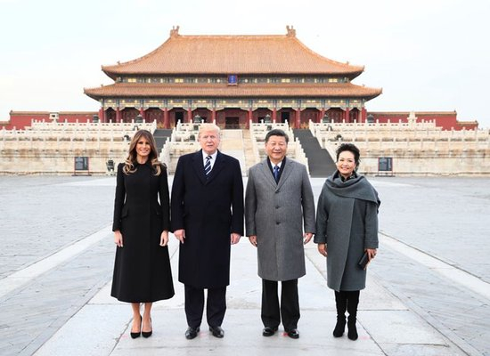 2017年11月8日，国家主席习近平和夫人彭丽媛陪同来华进行国事访问的美国总统特朗普和夫人梅拉尼娅参观故宫博物院。