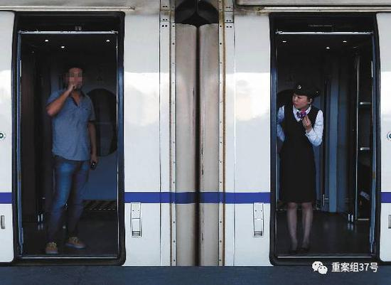 ▲2013年6月3日，杭州，动车上的“瘾君子”。图片据视觉中国