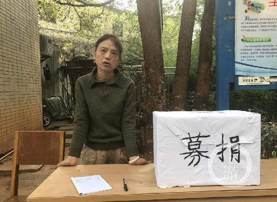 ▲11月8日，居民在小区门口自发为死者家属组织募捐。摄影/上游新闻见习记者 肖鹏