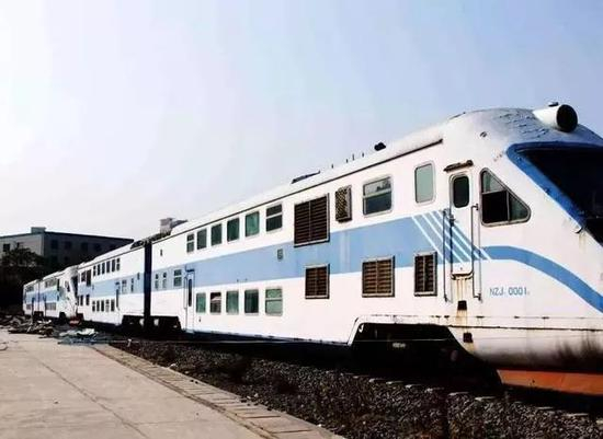  图为静静地停在九江客技站存车线上等待拆解的DMU双层内燃动车组