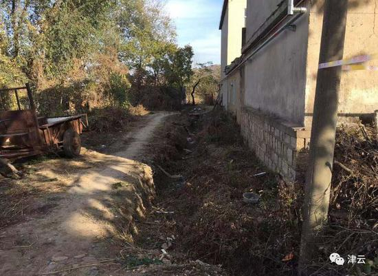  陈杰在死者房屋边所挖的坑