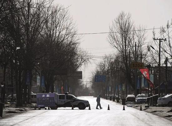 1月11日，河北石家庄市藁城区，一名疫情防控志愿者在小果庄村内巡视。摄影/本刊记者 侯宇