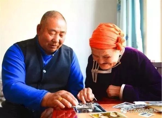  都贵玛和他曾抚养过的孩子扎拉嘎木吉