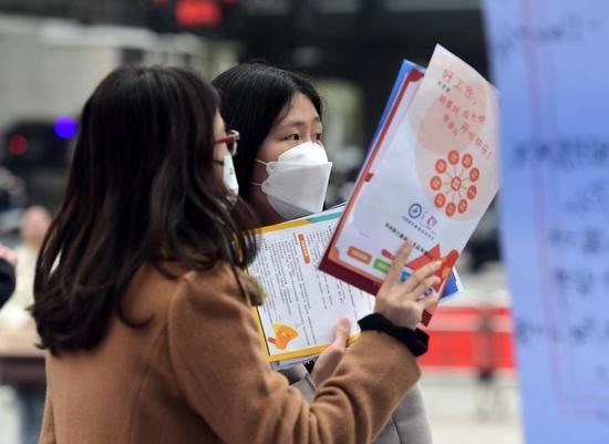 一大型详细招聘会现场 正不雅新闻记者 周甬 图