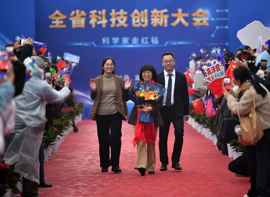  2026年1月4日，湖北省科技创新大会上，中间捧花束者为高泽霞（极目新闻记者肖颢摄）