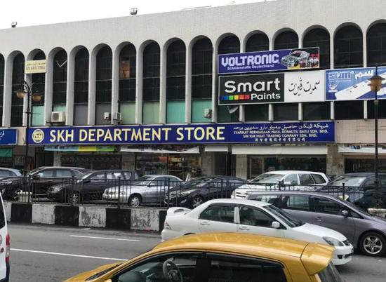 △这个招牌包含中文、马来文、英文、阿拉伯文。南亚“小熔炉”从这个招牌就可略见一斑。（央视记者杨光拍摄）