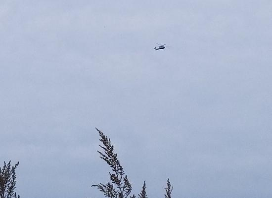 （边境上空出现的直升机。傅毓涛摄。）