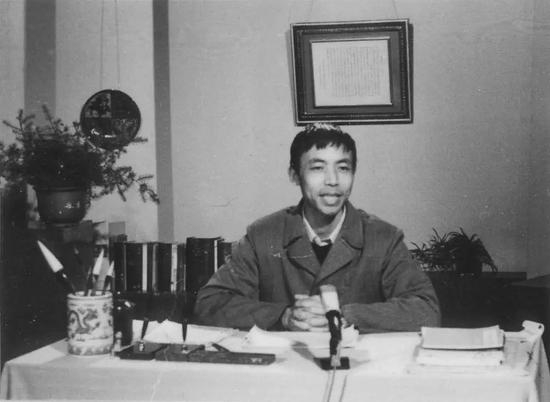 　　1983年11月29日，在太行山找矿的庞中华应中央电视台邀请，主讲《钢笔书法讲座》。这个讲座反复播放五年之多，开创了中国硬笔书法之先河