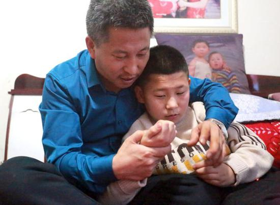  刘利勤抱着孩子，一刻都不舍得离开。