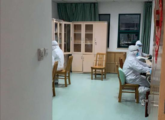 （蔡毅和医护团队在工作中。）