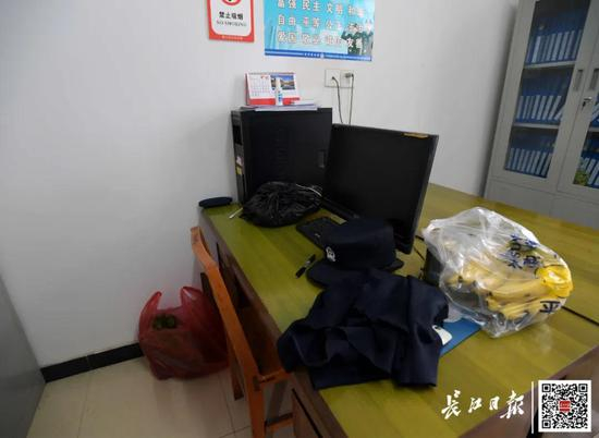  派出所办公室内，吴涌的位置上还放着没来得及拿回家的水果和蔬菜