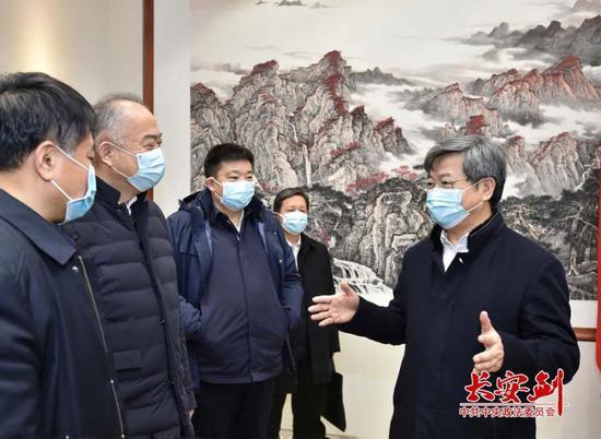  陈一新与武汉市干部交流。