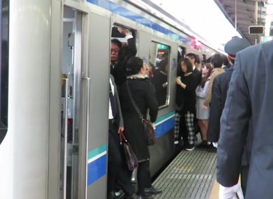 2018年4月，东京新木场站的早高峰电车车厢。澎湃新闻记者 陈沁涵 图