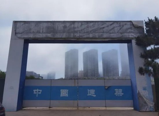  蓝湾中心项目工地大门。摄影/帅可聪