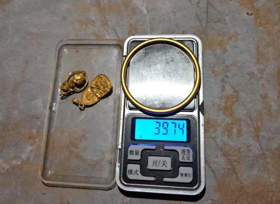 打捞队找回的部分金饰（受访者 供图）