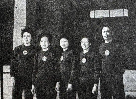 　1963年第27届世乒赛，庄家富（右一）带领中国女队参赛。