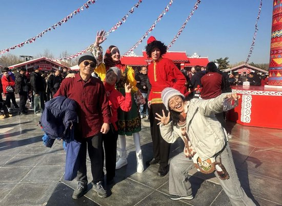 2026年2月19日，游客在北京朝阳公园与参与“莫斯科送冬节”活动的俄罗斯演员互动。新华社记者 杨淑君 摄