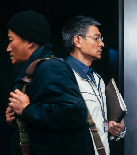 ·刘培强（吴京饰演）、图恒宇（刘德华饰演）擦肩而过。