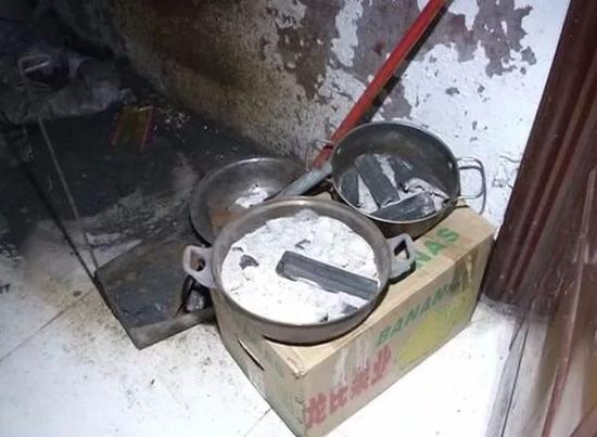 ▷自杀现场发现的烧炭遗迹