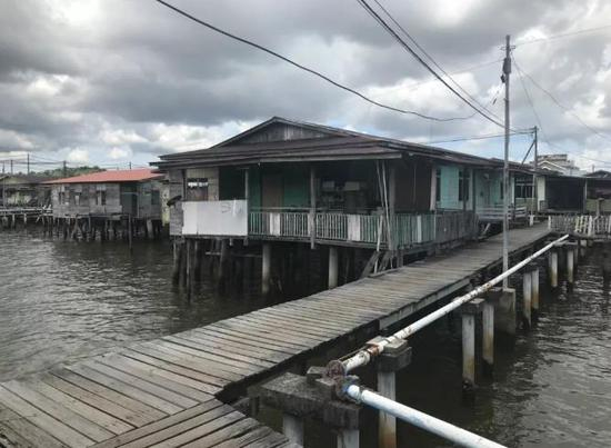 △这里的30多个村落由长度约30多公里的木板道连接。（央视记者赵东辰拍摄）