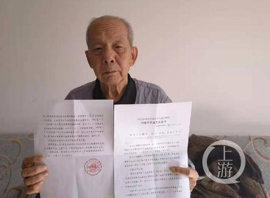 　　▲杨鹏祥收到保定市莲池区检察院做出的刑事申诉复查决定书，其申诉30年终获清白。摄影/上游新闻记者 李洪鹏