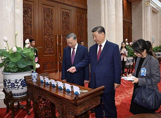 2024年8月19日,中共中央总书记、国家主席习近平在北京人民大会堂同来华进行国事访问的越共中央总书记、国家主席苏林举行会谈。这是习近平同苏林进行小范围茶叙。新华社记者 谢环驰 摄