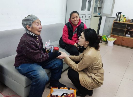  2023年3月，白鹿洞街道两名社区居民登门感谢陈娟娟（右一）为其调解矛盾、追回欠款。（受访者供图）