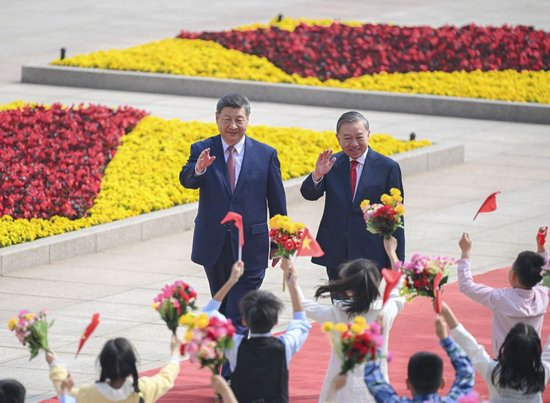 4月15日上午，中共中央总书记、国家主席习近平在北京人民大会堂同来华进行国事访问的越共中央总书记、国家主席苏林举行会谈。这是会谈前，习近平在人民大会堂东门外广场为苏林举行欢迎仪式。新华社记者 燕雁 摄