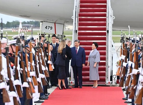 当地时间9月23日下午，国家主席习近平乘专机抵达华盛顿，应美国总统特朗普邀请，对美国进行国事访问。习近平和夫人彭丽媛抵达华盛顿安德鲁斯空军基地时，特朗普和夫人梅拉尼娅热情迎接。图/新华