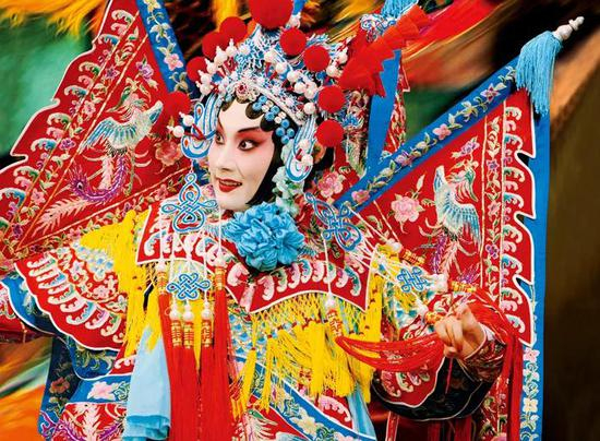 △戏曲这一艺术形式的出现以及运用在最大程度上推动了我国传统节庆气氛的发展，而其自身不仅成为了引领节日欢庆氛围达到高潮的演艺节目，而且在其发展过程中逐渐形成了完整的、综合的艺术门类。
