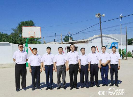 素珠营子乡驻村干部合影（左二为李万东）