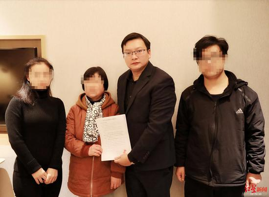 ↑周兆成律师和家属