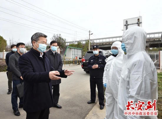  陈一新询问抗疫一线人员防护物资供应情况。