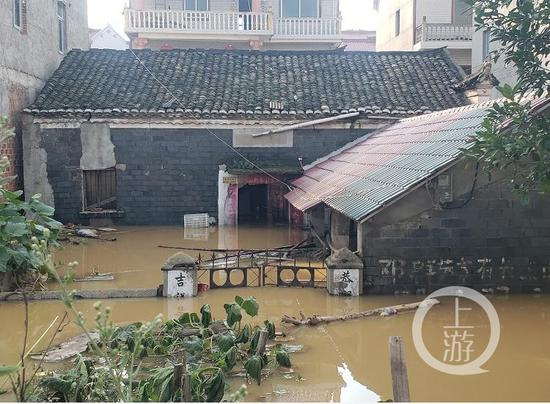  ▲7月11日，江西鄱阳县被洪水淹没的邓家村，部分村民家的房屋仅房顶可见。摄影/上游新闻记者 肖鹏