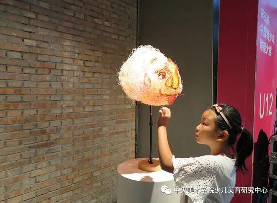 小观众驻足作品前观展