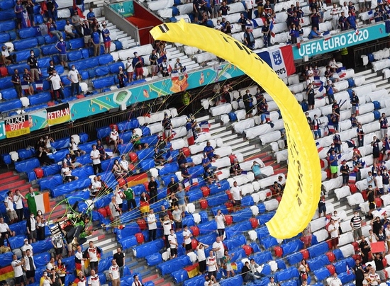  2020欧洲杯小组赛赛前，一名抗议者乘坐滑翔伞空降球场。