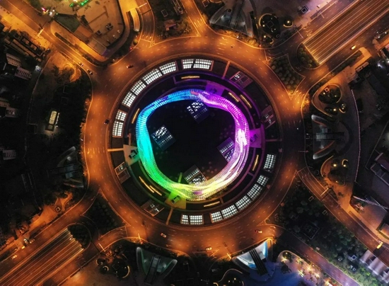 光谷环岛的灯光秀（无人机拍摄） 李贺摄