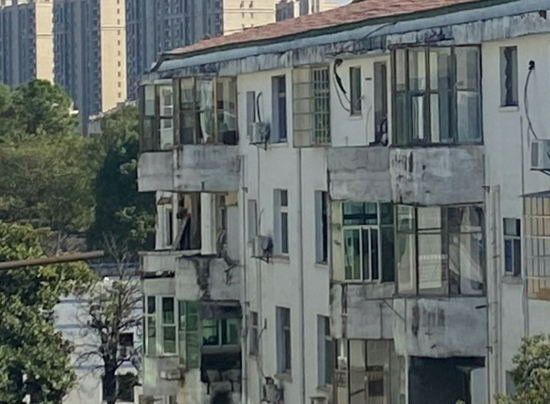 （坍塌的7号楼靠近西侧部分，东侧已经坍塌，未塌部分的墙体可见明显裂痕）