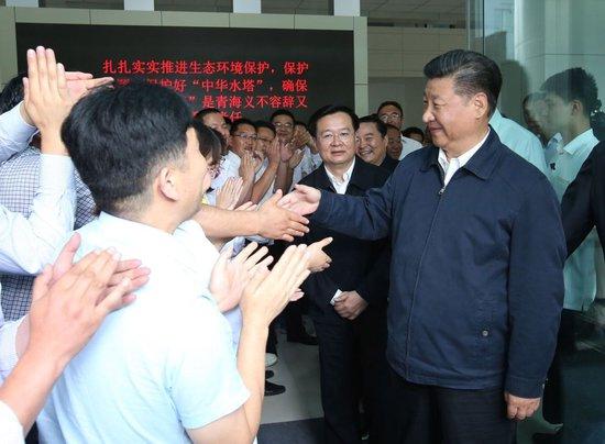  2016年8月23日，习近平在青海省生态环境监测中心考察。