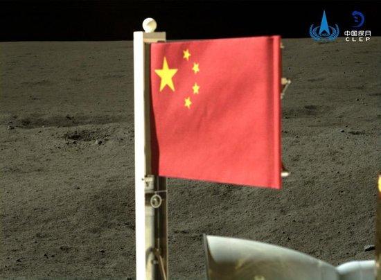 △2024年6月，五星红旗在落在月背的嫦娥六号探测器上展开。