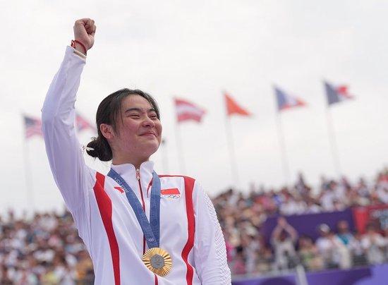 7月31日,在巴黎奥运会自由式小轮车女子公园赛决赛中,中国选手邓雅文获得冠军。新华社记者 李一博 摄