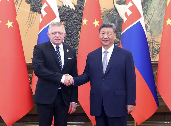 9月4日中午，国家主席习近平在北京人民大会堂会见来华出席纪念中国人民抗日战争暨世界反法西斯战争胜利80周年活动的斯洛伐克总理菲佐。新华社记者 刘卫兵 摄