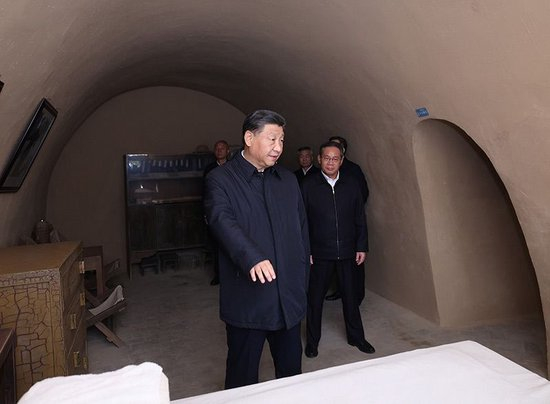 2022年10月27日，习近平总书记在陕西延安杨家岭参观毛泽东旧居。