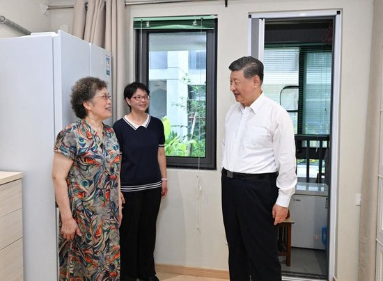  △2026年7月15日，习近平总书记在上海黄浦区半淞园路街道市民新村居民区考察时，来到居民家中，了解居住条件改善情况。