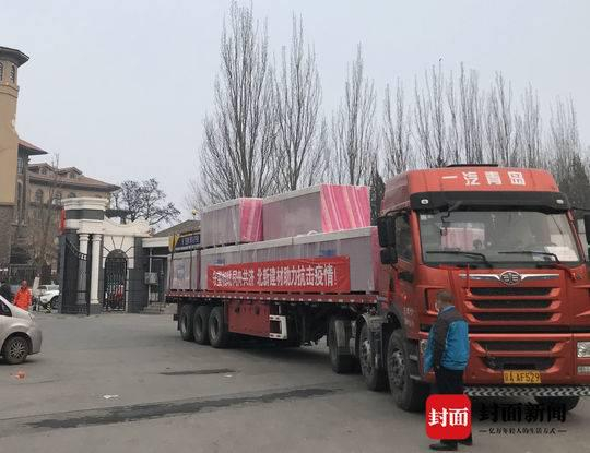 1月28日，装载石膏板材的卡车驶入北京小汤山医院。摄影：封面新闻记者 柳青
